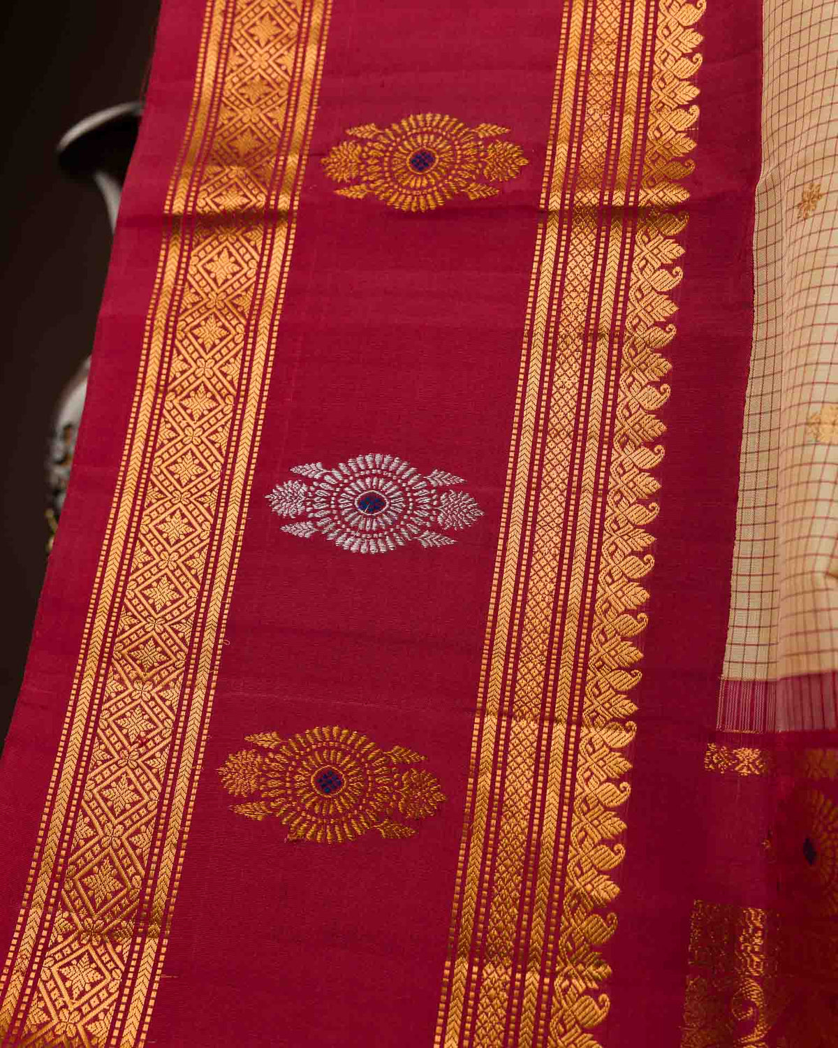 Pure Gadwal Kuttu border in beige and red with meenakari