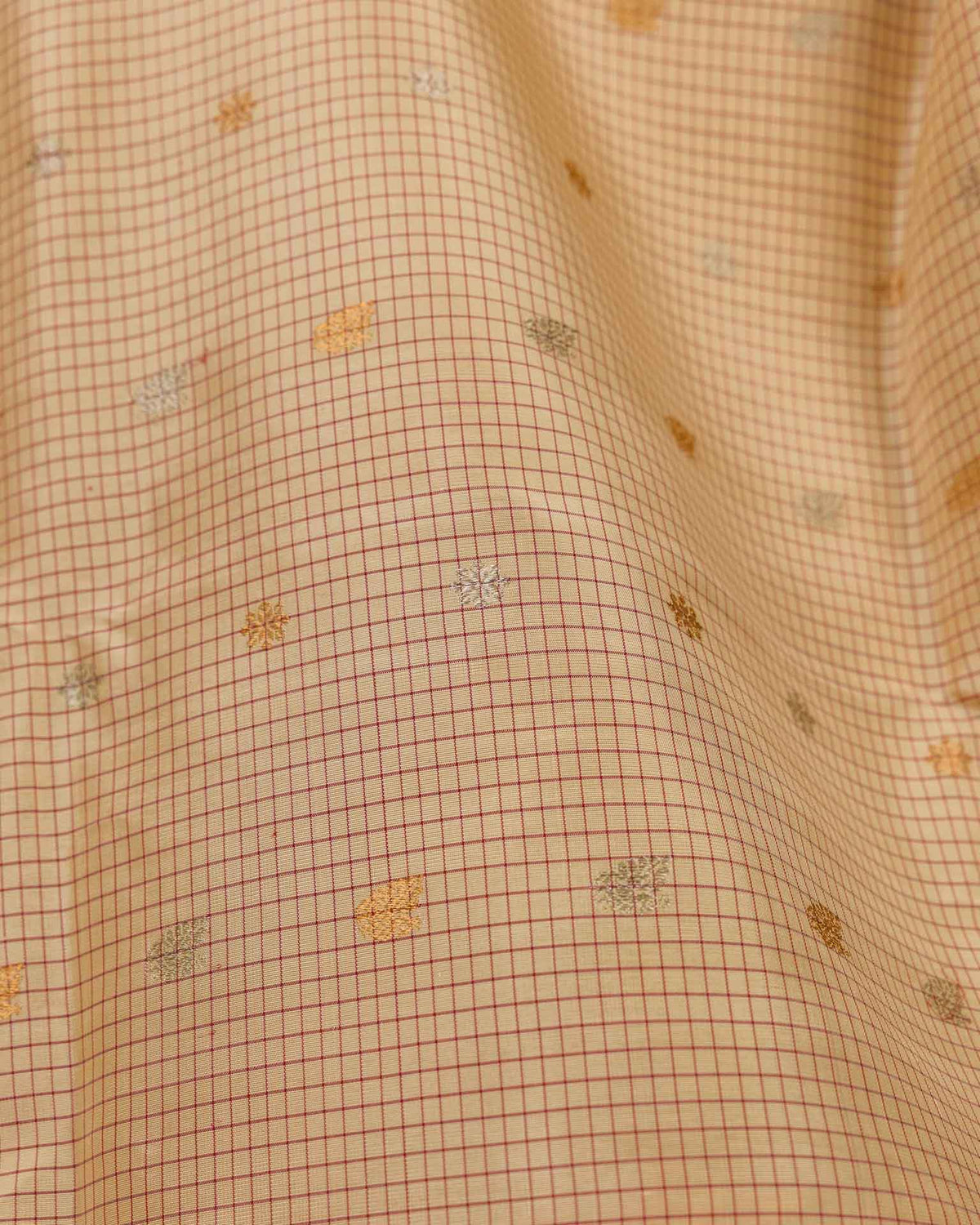 Pure Gadwal Kuttu border in beige and red with meenakari