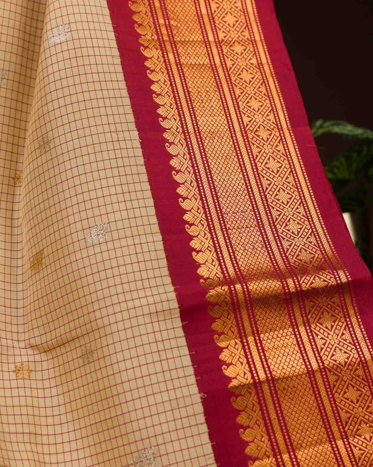 Pure Gadwal Kuttu border in beige and red with meenakari