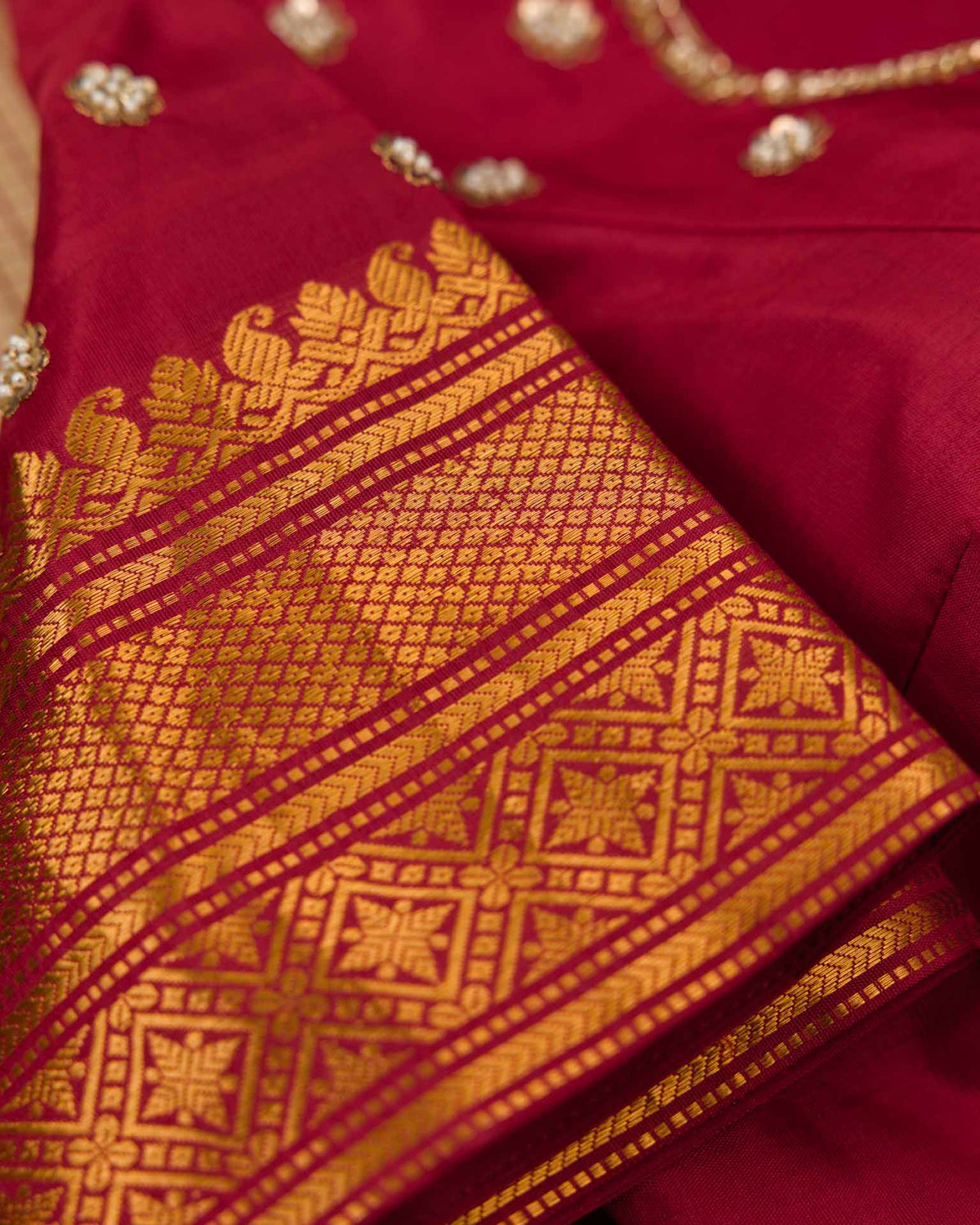 Pure Gadwal Kuttu border in beige and red with meenakari