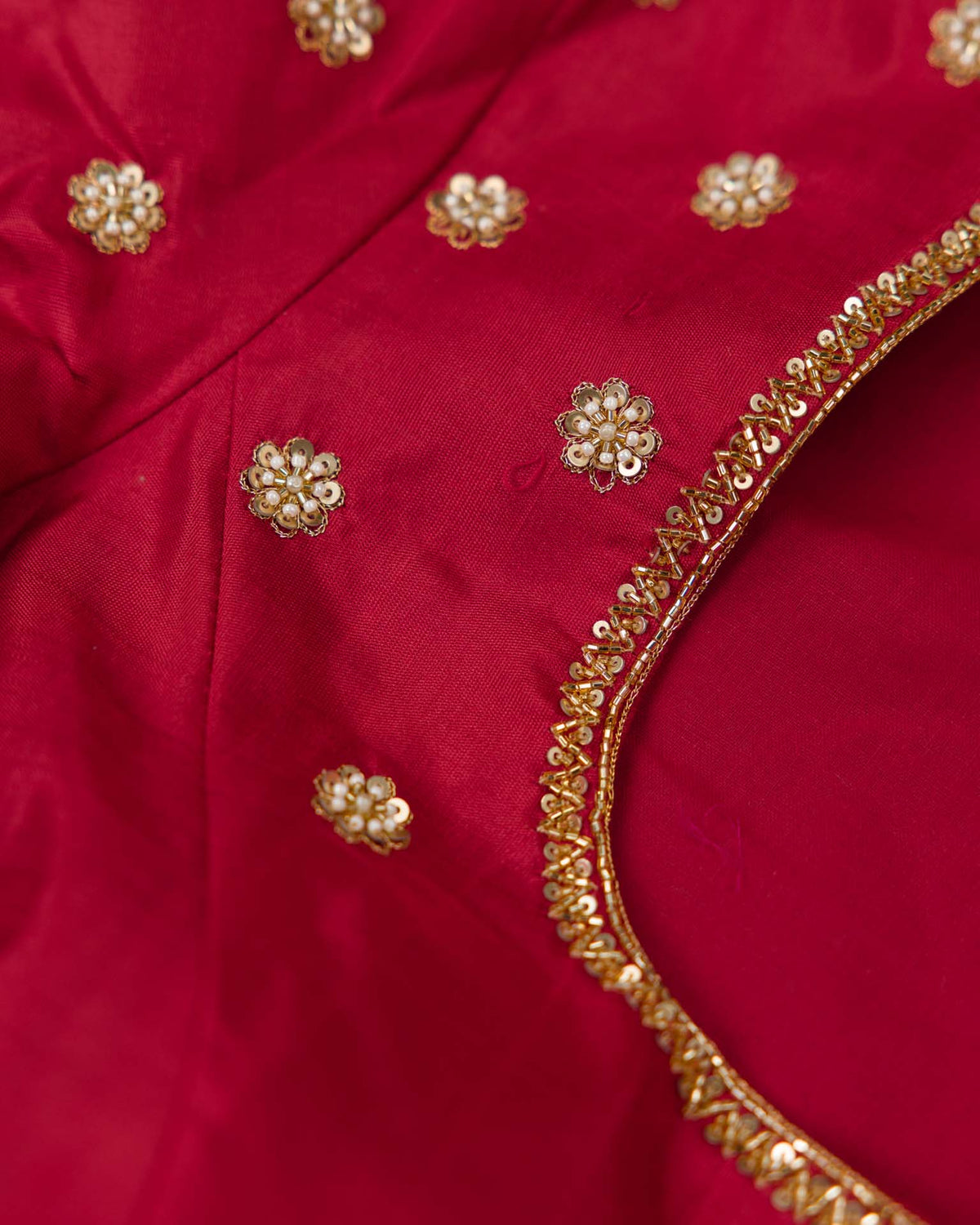 Pure Gadwal Kuttu border in beige and red with meenakari