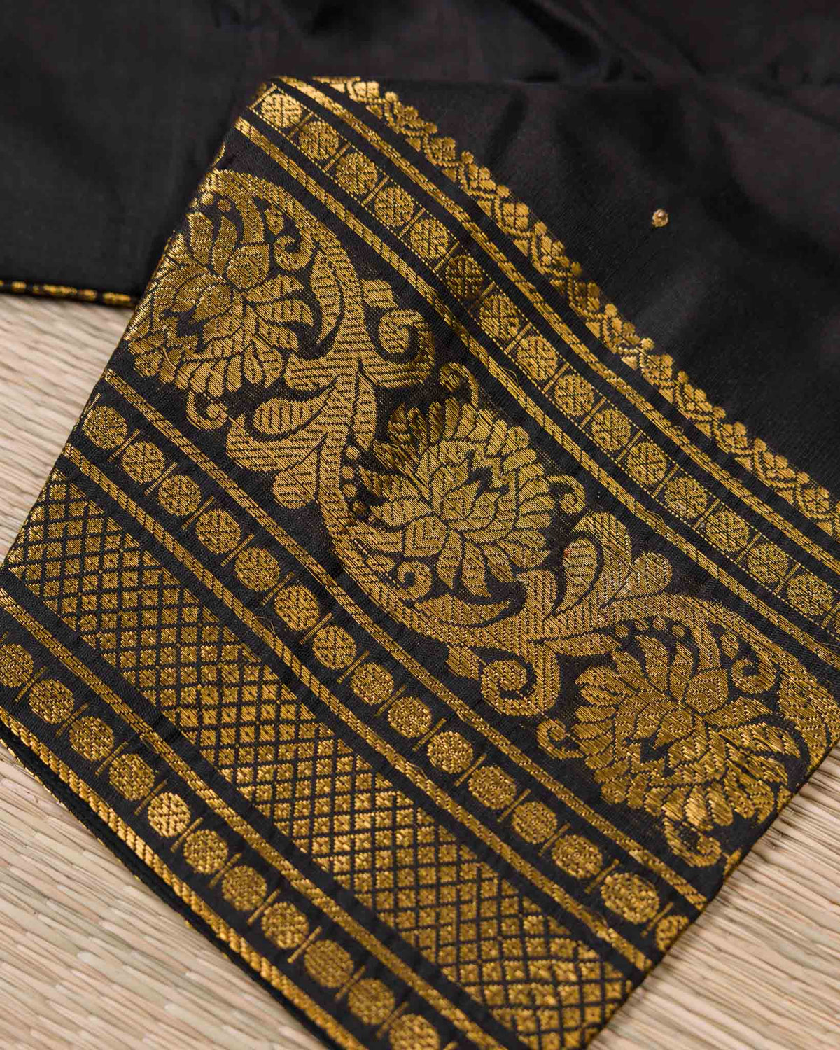 Lavender & Black Pure Handloom Gadwal